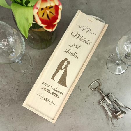 Drewniana skrzynka, pudełko na wino, prezent ślubny dla Państwa Młodych z grawerem - Miłość jest słodka